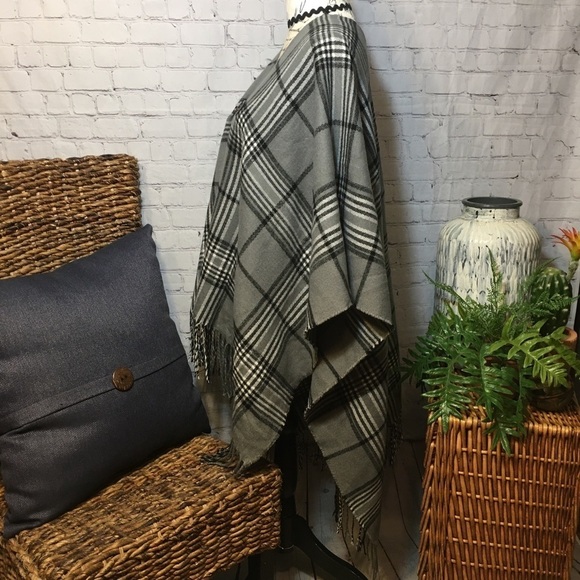 Gray plaid blanket wrap - Picture 6 of 9